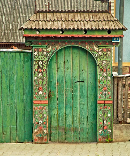 Geleneksel eski ahşap oyma kapı — Stok fotoğraf