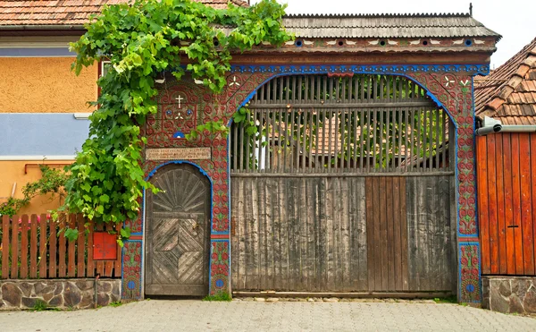 geleneksel eski ahşap oyma kapı