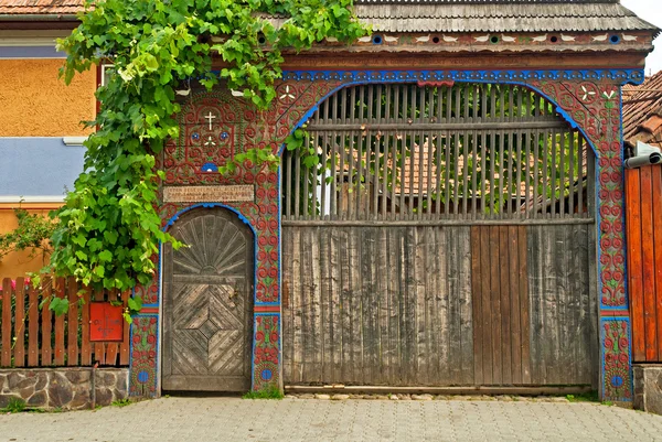 Geleneksel eski ahşap oyma kapı — Stok fotoğraf