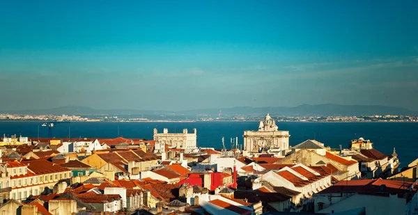 Piękny widok na stare miasto z Lizbony — Stockfoto