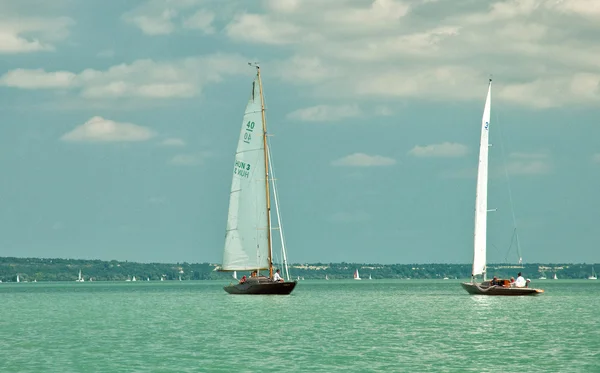 Biały żaglówki na jeziorze balaton — Zdjęcie stockowe