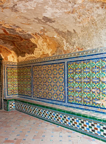 Carreaux de céramique dans les Alcazars royaux de Séville — Photo