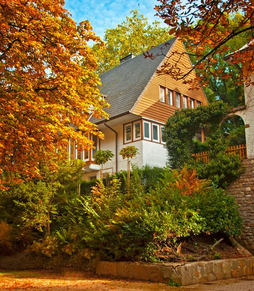 Lantligt hus under hösten — Stockfoto