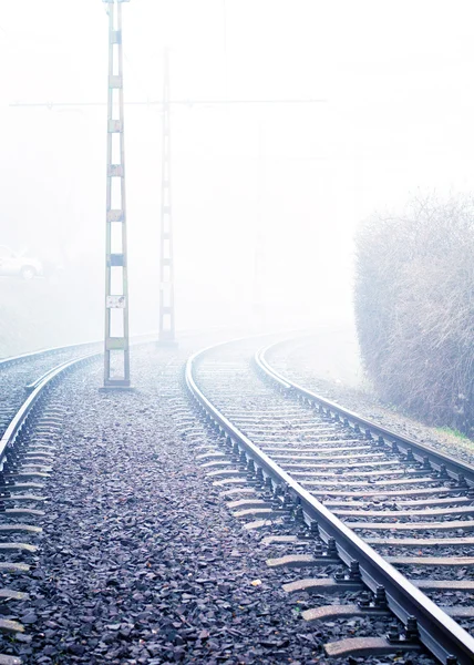 Spoorlijn in zware mist — Stockfoto