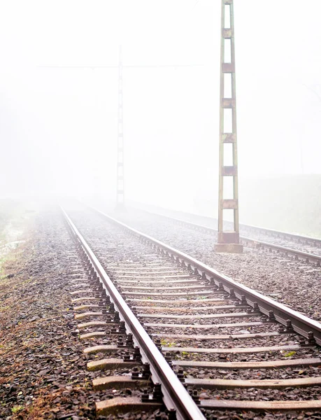 Железнодорожный путь в густом тумане — стоковое фото