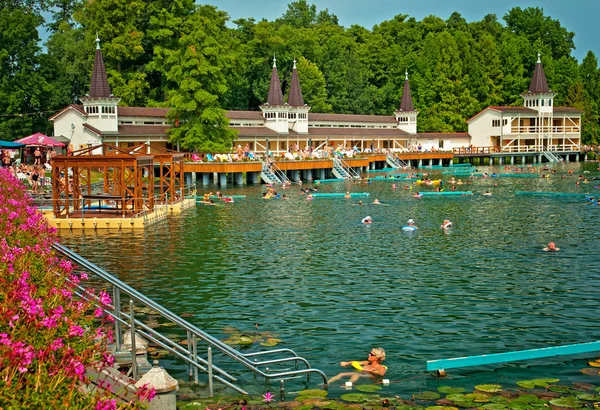 Známého termálního jezera v Maďarsku — Stock fotografie