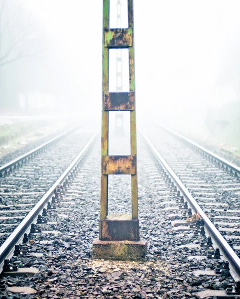 Spoorlijn in zware mist — Stockfoto