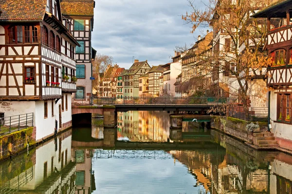 Mooi kanaal met huizen in Straatsburg, Frankrijk. — Stockfoto