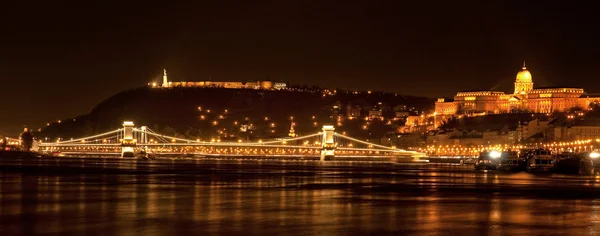 Красивый вид на Будапешт ночью — стоковое фото
