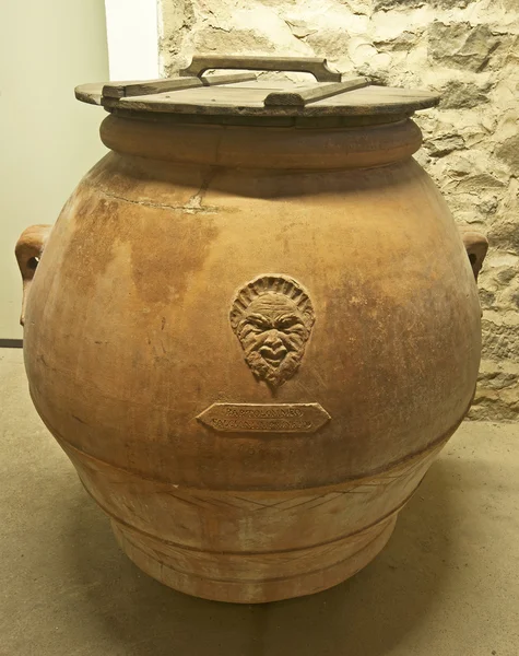 Pots en céramique dans la cave — Photo