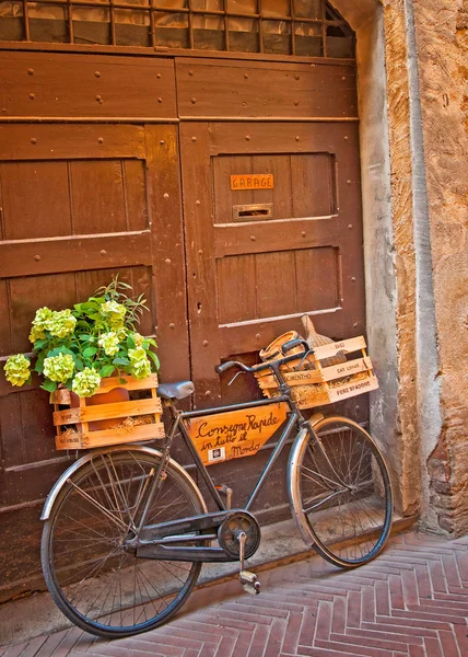 Fahrrad in Hausnähe — Stockfoto