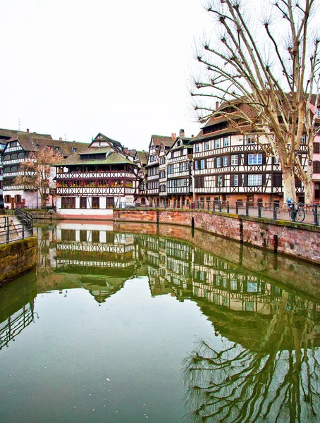 Trevlig kanalen med hus i strasbourg, Frankrike. — Stockfoto