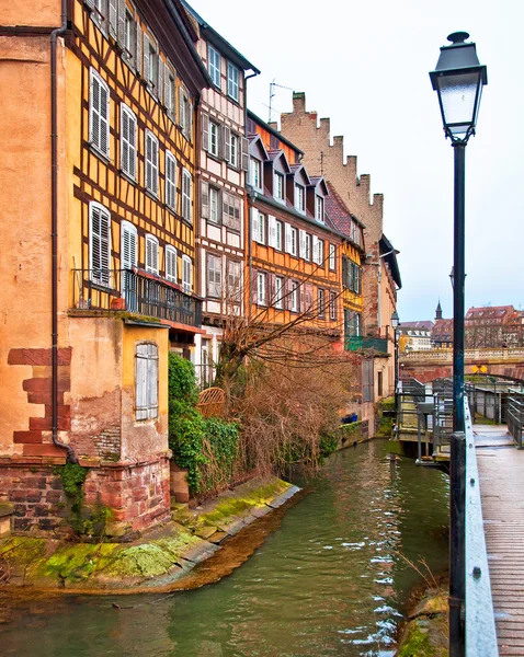 Trevlig kanalen med hus i strasbourg, Frankrike. — Stockfoto