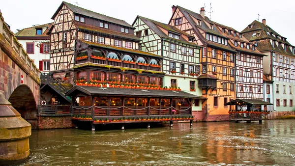 Ωραίο κανάλι με σπίτια στο Στρασβούργο, Γαλλία. — Φωτογραφία Αρχείου