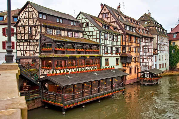 Fajny kanał z domów w Strasburg, Francja. — Zdjęcie stockowe