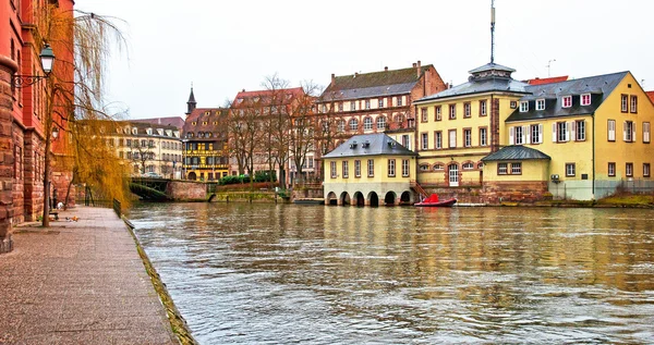 Fajny kanał z domów w Strasburg, Francja. — Zdjęcie stockowe