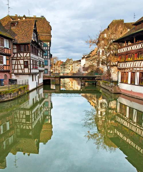 Trevlig kanalen med hus i strasbourg, Frankrike. — Stockfoto