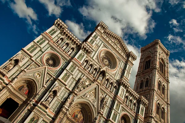 Maravillosos colores del cielo en Piazza del Duomo - Firenze . — Foto de Stock