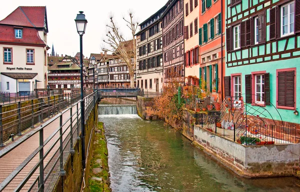 Pěkný kanál s domy ve Štrasburku, Francie. — Stock fotografie