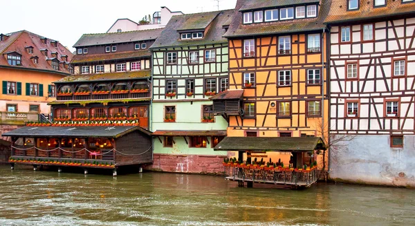 Mooi kanaal met huizen in Straatsburg, Frankrijk. — Stockfoto