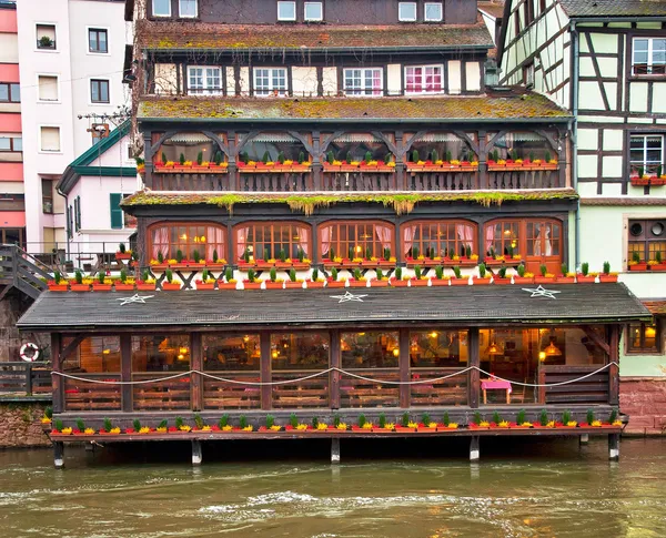 Mooi kanaal met huizen in Straatsburg, Frankrijk. — Stockfoto