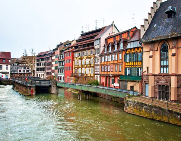 Mooi kanaal met huizen in Straatsburg, Frankrijk. — Stockfoto