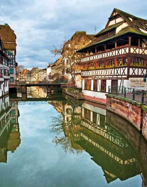 Nice canal with houses in Strasbourg, France. — Stock Photo, Image