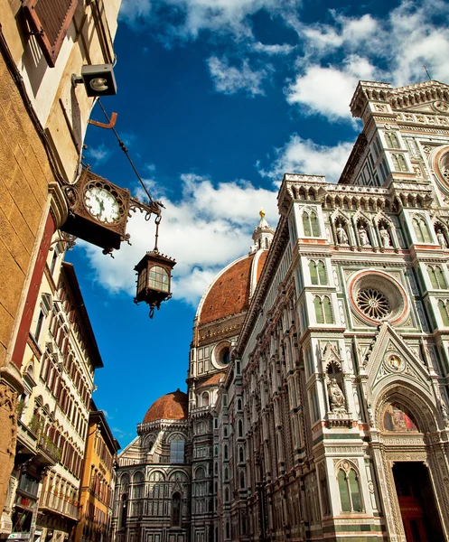 Maravilhosas cores do céu na Piazza del Duomo - Firenze . — Fotografia de Stock