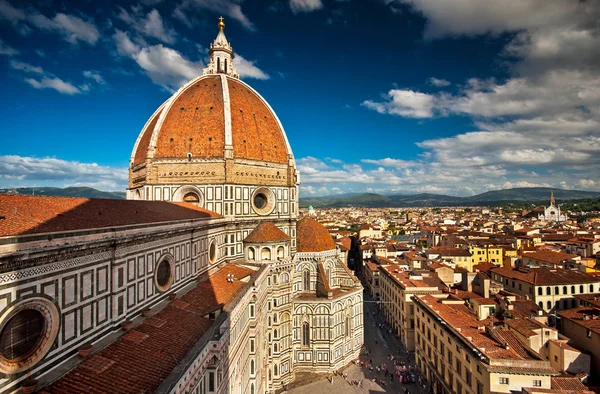 Maravilhosas cores do céu na Piazza del Duomo - Firenze . — Fotografia de Stock