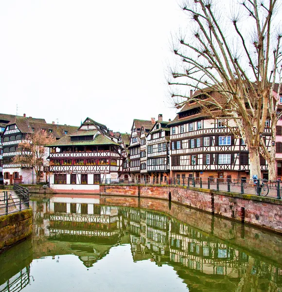 Bonito canal con casas en Estrasburgo, Francia . — Foto de Stock