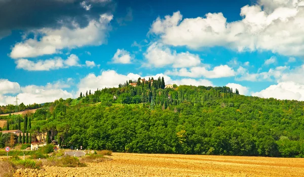 Dorf in den Bergen in Italien — Stockfoto