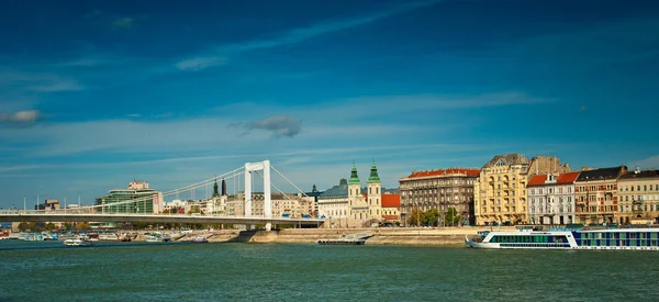 Budapest med blå himmel — Stockfoto