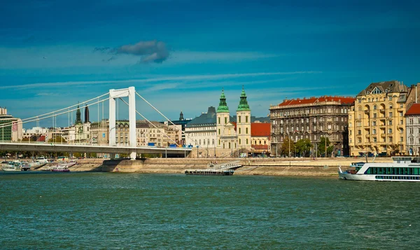 Budapest med blå himmel — Stockfoto