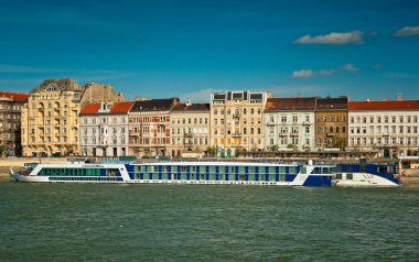 Tuna Nehri kıyısında