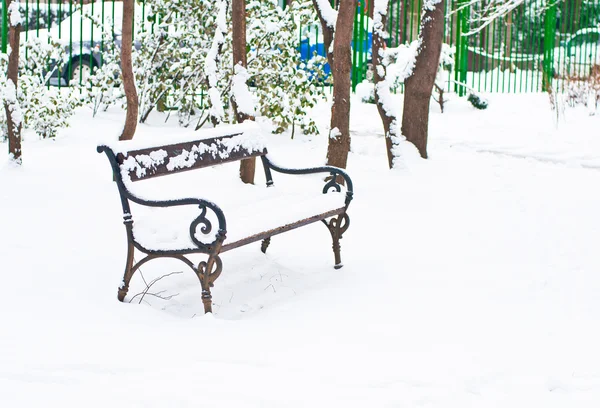 Снежная скамейка — стоковое фото