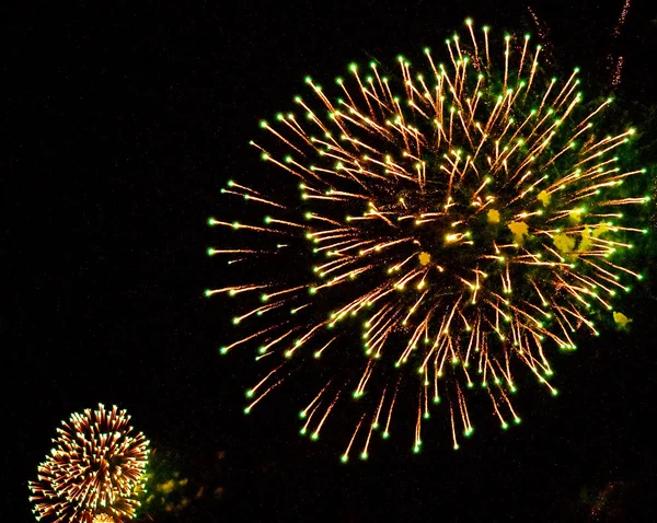 Fantásticos fuegos artificiales — Foto de Stock