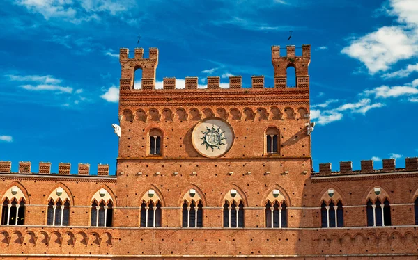 Siena stadhuis op de piazza del campo — Stockfoto