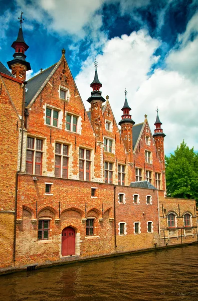 Case de-a lungul canalelor din Brugge — Fotografie, imagine de stoc