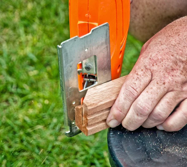 Constructor que trabaja con rompecabezas eléctrico y madera — Foto de Stock