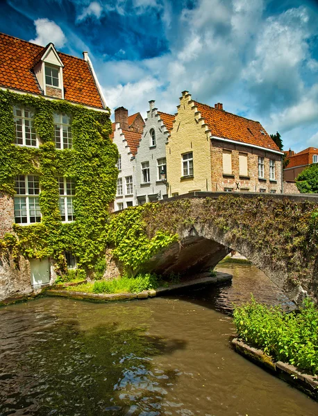 Mooie huizen langs de grachten — Stockfoto