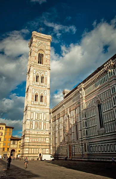 Meravigliosi colori del cielo in Piazza del Duomo — Foto Stock