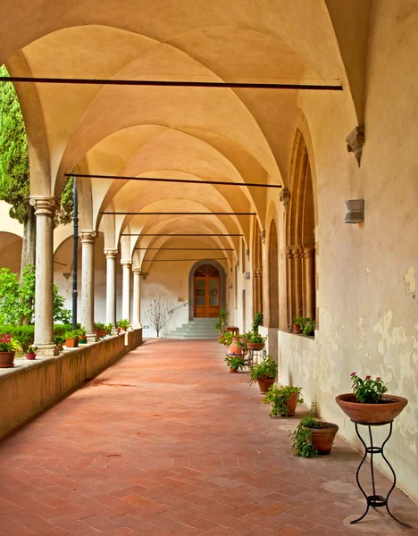 Claustro de uma bela igreja medieval — Fotografia de Stock