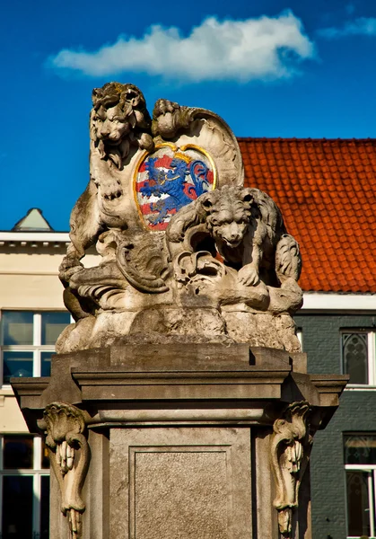 Historische sculptuur met leeuw en Beer — Stockfoto