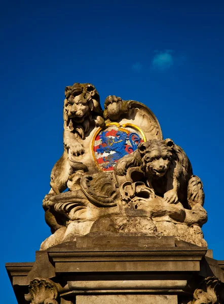 Historyczne rzeźba lwa i niedźwiedź — Zdjęcie stockowe