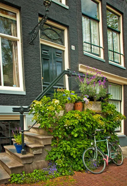 Belle maison et rue à Amsterdam . — Photo