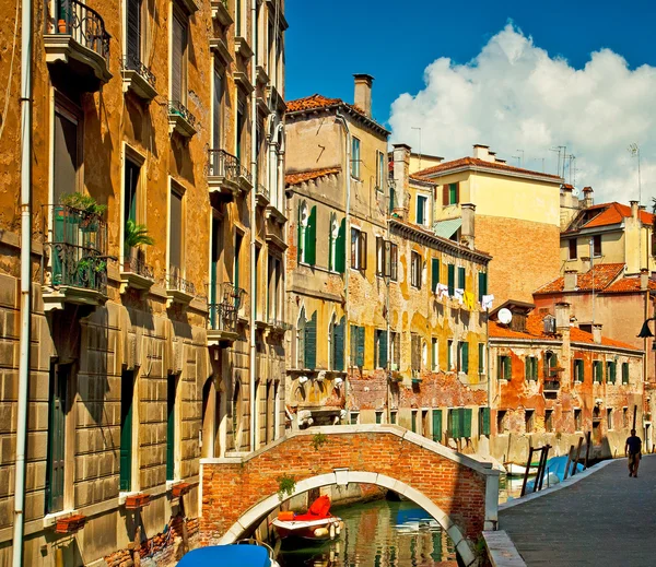 Kanál s lodě v Benátkách — Stock fotografie