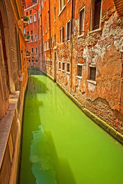 Canal estrecho en Venecia —  Fotos de Stock
