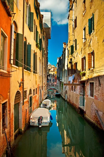 Canal estrecho con barco en Venecia —  Fotos de Stock