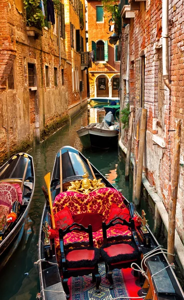 Canal estrecho con barco en Venecia —  Fotos de Stock