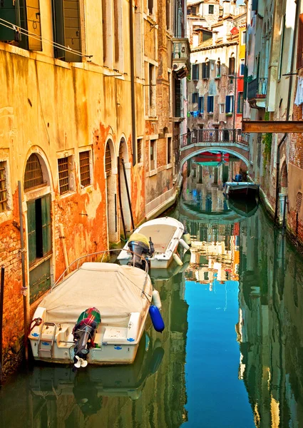 Úzkým průlivem s lodí v Benátkách — Stock fotografie